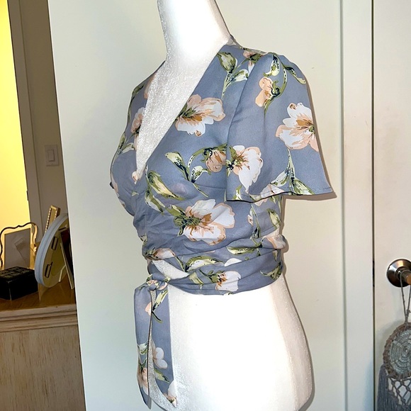 Floral Tie Crop Top - Picture 3 of 11